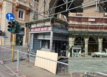 Cagliari: addio alla storica edicola abbandonata sotto i portici tra via Roma e via Sassari: “finalmente” avviata la rimozione