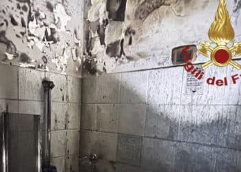 Dimenticano una candela accesa, incendio in una stanza d’albergo: struttura evacuata