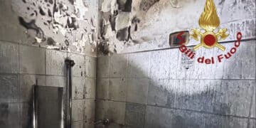Dimenticano una candela accesa, incendio in una stanza d’albergo: struttura evacuata