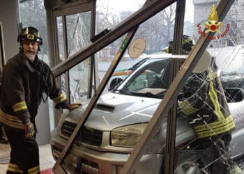 Sfonda la vetrina del supermercato con il suv e investe una cliente
