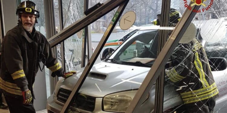 Sfonda la vetrina del supermercato con il suv e investe una cliente