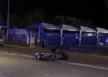 Cagliari, paurosa inversione di marcia nella notte in viale Marconi: scooter ko