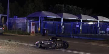 Cagliari, paurosa inversione di marcia nella notte in viale Marconi: scooter ko