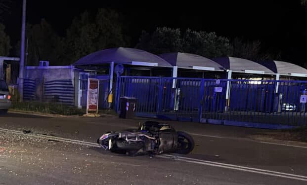 Cagliari, paurosa inversione di marcia nella notte in viale Marconi: scooter ko