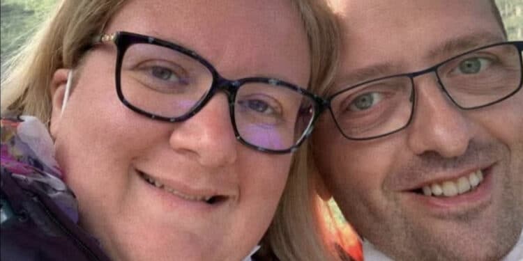 Auto finisce contro una colonnina del gas: morti due coniugi