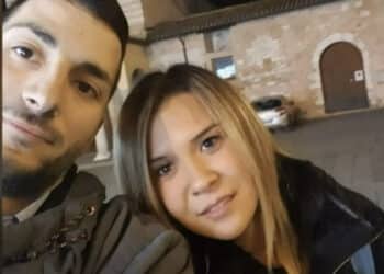 Giovane coppia trovata senza vita in casa: ipotesi femminicidio