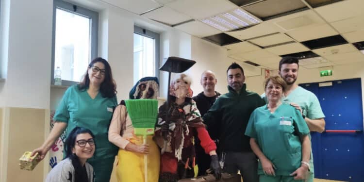Cagliari, da volontarie del 118 a Befane per un giorno: in corsia per distribuire doni e calze ai piccoli pazienti del Microcitemico