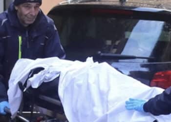Tragedia familiare, due sorelle si buttano dalla finestra: una è morta a 32 anni, l’altra è ricoverata in gravissime condizioni
