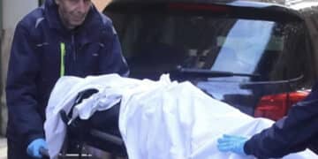 Tragedia familiare, due sorelle si buttano dalla finestra: una è morta a 32 anni, l’altra è ricoverata in gravissime condizioni