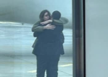 Cecilia Sala atterrata a Fiumicino accolta da Giorgia Meloni e il Ministro Tajani