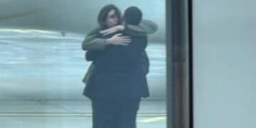 Cecilia Sala atterrata a Fiumicino accolta da Giorgia Meloni e il Ministro Tajani