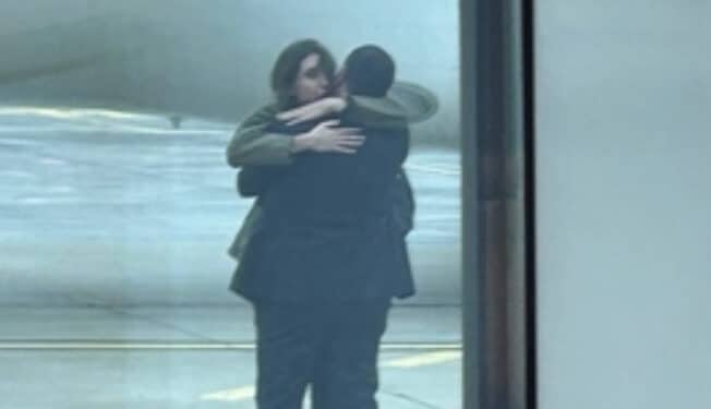 Cecilia Sala atterrata a Fiumicino accolta da Giorgia Meloni e il Ministro Tajani