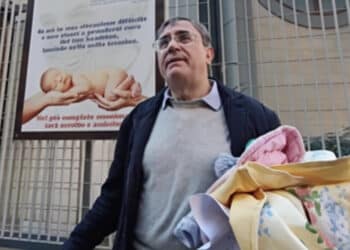 Neonato ritrovato senza vita nella culla termica: è morto per ipotermia