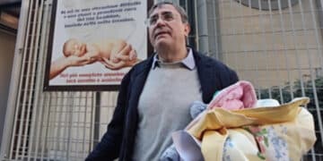 Neonato ritrovato senza vita nella culla termica: è morto per ipotermia