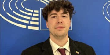 Assistente parlamentare di 25 anni precipita e muore cadendo da un hotel mentre si trova a un evento di Forza Italia