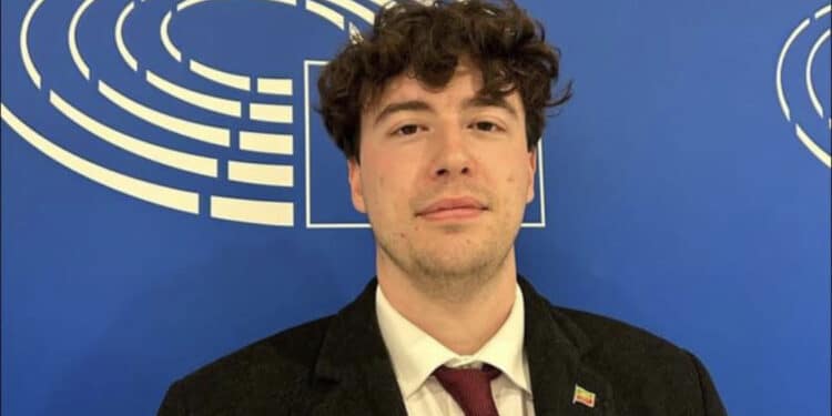 Assistente parlamentare di 25 anni precipita e muore cadendo da un hotel mentre si trova a un evento di Forza Italia