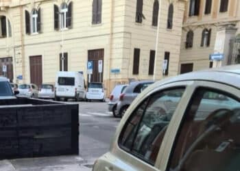 Cagliari, la denuncia: “Posti auto addio, precedenza a pedane e tavolini”