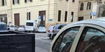 Cagliari, la denuncia: “Posti auto addio, precedenza a pedane e tavolini”