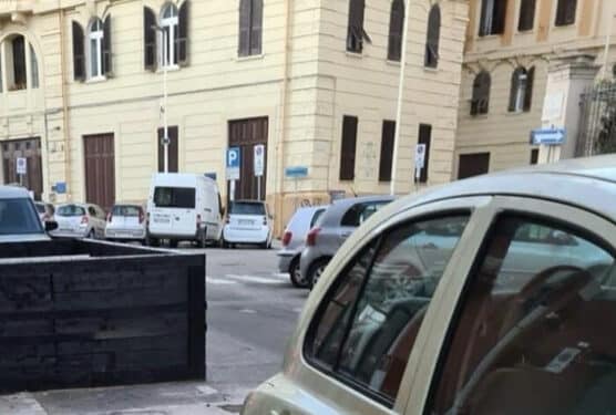Cagliari, la denuncia: “Posti auto addio, precedenza a pedane e tavolini”