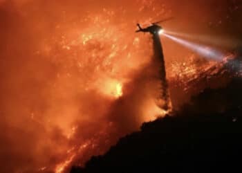 Los Angeles brucia ancora: 16 vittime, il vento spinge le fiamme nell’entroterra