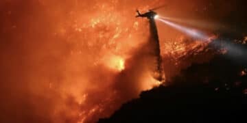 Los Angeles brucia ancora: 16 vittime, il vento spinge le fiamme nell’entroterra