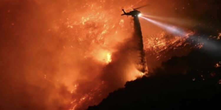 Los Angeles brucia ancora: 16 vittime, il vento spinge le fiamme nell’entroterra