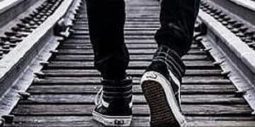 Miracolo sui binari della metro: ragazzo rischia di essere investito e viene salvato dal macchinista e dai passeggeri