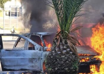 Portoscuso, auto in fiamme in via Dante: paura in pieno centro abitato