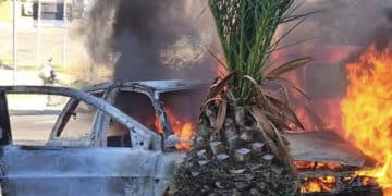 Portoscuso, auto in fiamme in via Dante: paura in pieno centro abitato