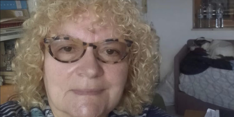 Uccide la madre a coltellate: si indaga sul movente economico