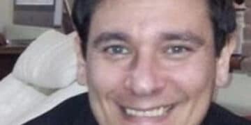 Travolto e ucciso da un’auto mentre attraversa la strada: morto un 48enne