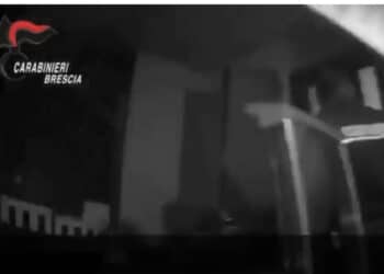 Bimbo di due anni chiude la mamma in giardino e scoppia un incendio in casa: salvato dai carabinieri