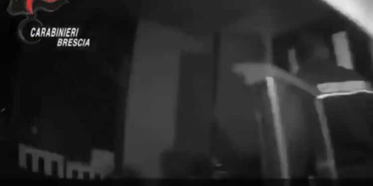 Bimbo di due anni chiude la mamma in giardino e scoppia un incendio in casa: salvato dai carabinieri