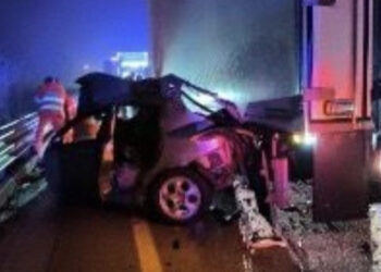 Tragico scontro fra auto e camion: morti due ragazzi di 22 e 25 anni
