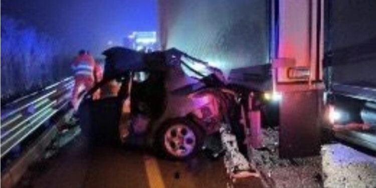 Tragico scontro fra auto e camion: morti due ragazzi di 22 e 25 anni