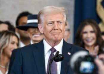 Il giuramento di Trump: “Dio mi ha salvato per rendere di nuovo grandi gli Stati Uniti”