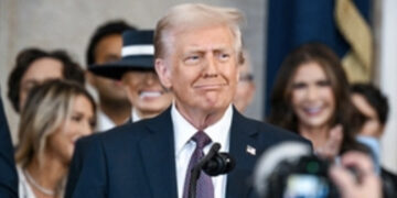 Il giuramento di Trump: “Dio mi ha salvato per rendere di nuovo grandi gli Stati Uniti”