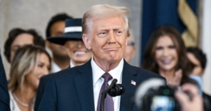 Il giuramento di Trump: “Dio mi ha salvato per rendere di nuovo grandi gli Stati Uniti”