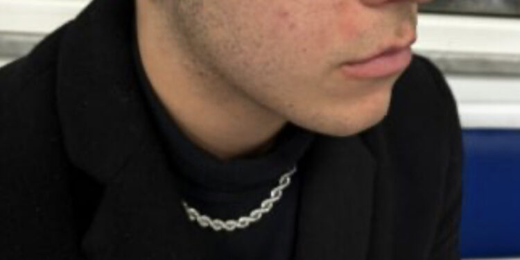 Cagliari, aggressione choc fuori dalla mensa di via Premuda: in sette picchiano selvaggiamente due ragazzi, “ho un trauma cranico”