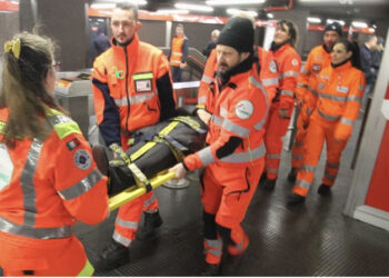Un 27enne si sente male sulla metro: soccorso e salvato da una dottoressa e da un agente della sicurezza