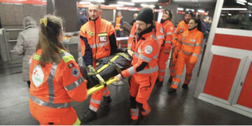 Un 27enne si sente male sulla metro: soccorso e salvato da una dottoressa e da un agente della sicurezza