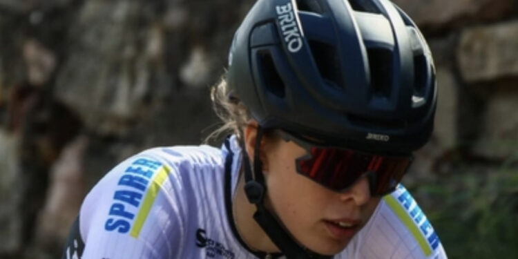 Investita e uccisa da un’auto a 19 anni: addio alla campionessa di ciclismo Sara Piffer