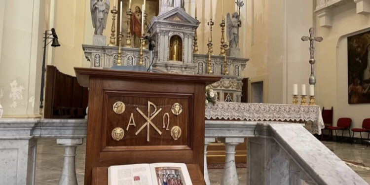 Cagliari, ritrovata la Bibbia rubata dalla chiesa di Sant’Anna: “È tornato sull’ambone il Vangelo illustrato”