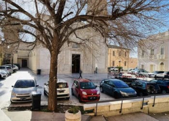 Sinnai, il piazzale della chiesa trasformato in parcheggio i giorni della messa