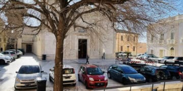 Sinnai, il piazzale della chiesa trasformato in parcheggio i giorni della messa