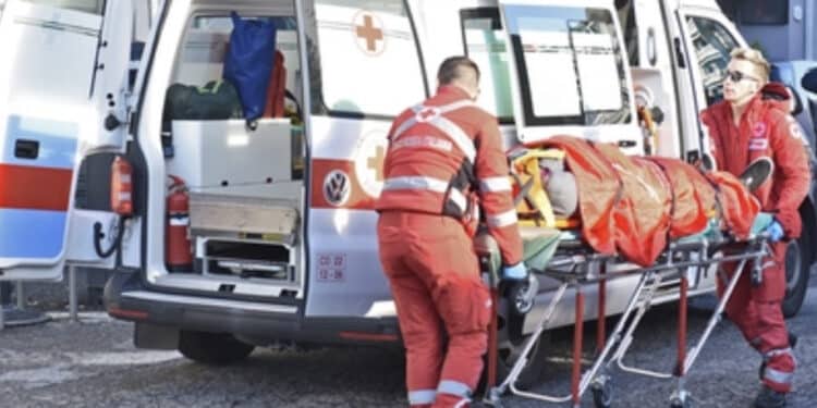 Auto finisce contro un muro: muore una bimba di 9 anni, feriti i fratelli di 4 e 7 anni