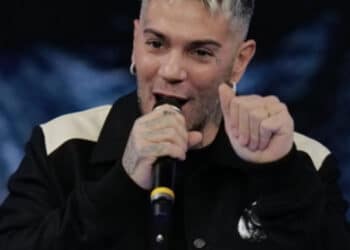 Emis Killa indagato per associazione a delinquere, salta la partecipazione al Festival di Sanremo: “Preferisco fare un passo indietro”