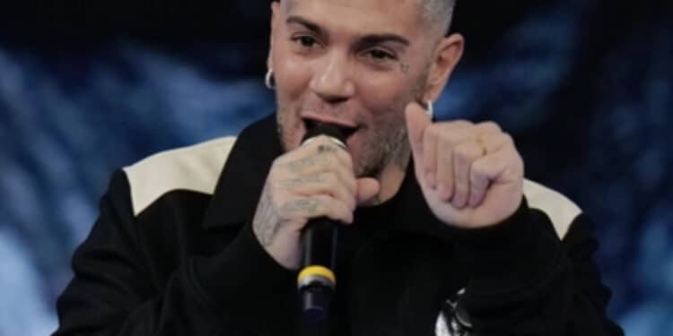 Emis Killa indagato per associazione a delinquere, salta la partecipazione al Festival di Sanremo: “Preferisco fare un passo indietro”