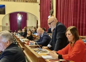 Cagliari, un’ondata di 55 pale eoliche sul golfo: il consiglio comunale va verso il no