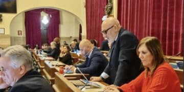 Cagliari, un’ondata di 55 pale eoliche sul golfo: il consiglio comunale va verso il no